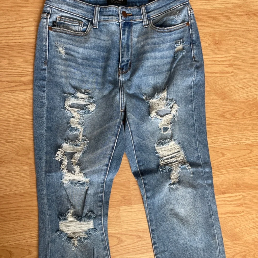 Judy Blue Stretch Boyfriend Fit Distressed Skinny Jeans - Picture 3 of 9